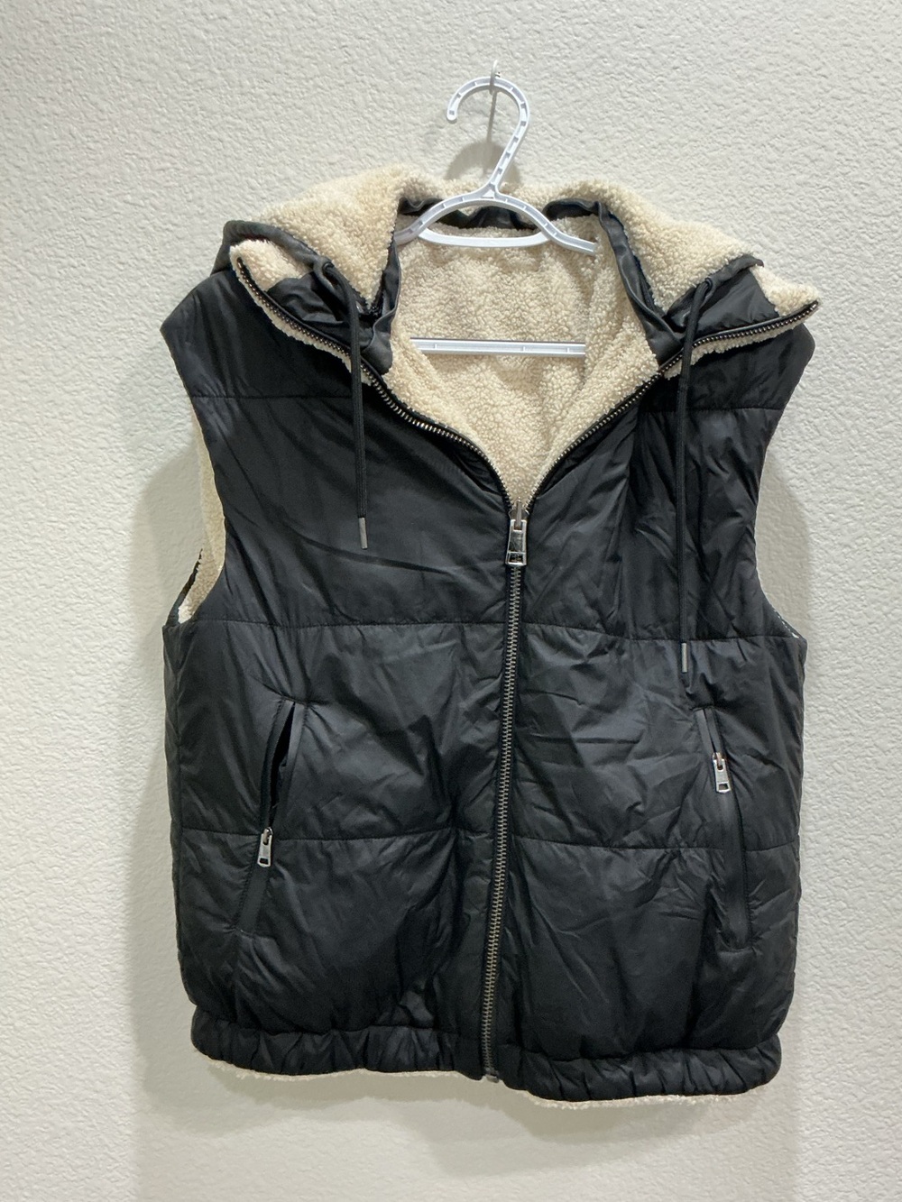 Massimo Dutti Men's Black Quilted Reversible Hooded Vest / Cream Sherpa Lined